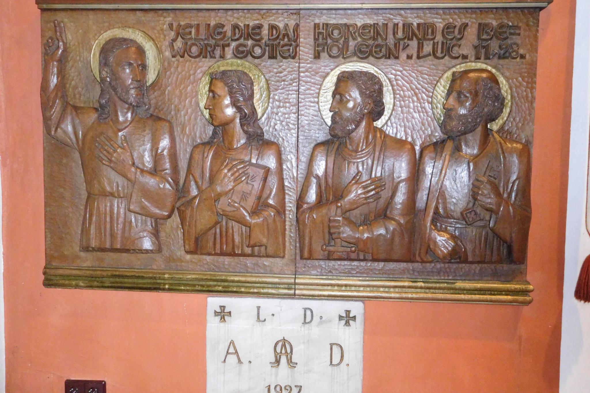 Holztafel Altarraum Kirche Hirz.