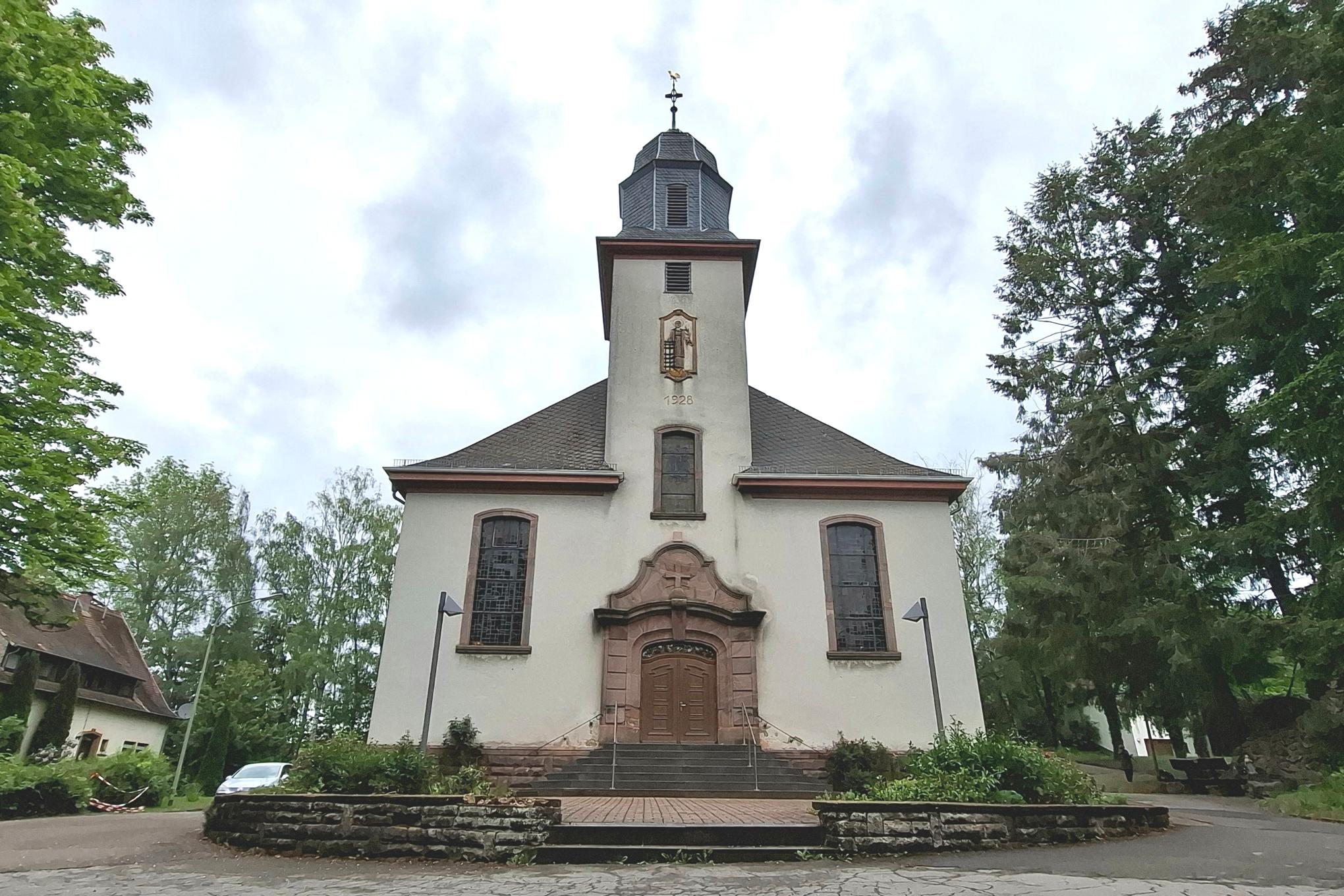 Pfarrkirche HW Frontansicht